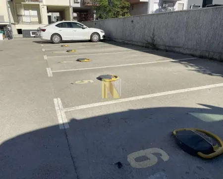 Parking prostor sa numerisanim mestima ispred zgrade. - image 18