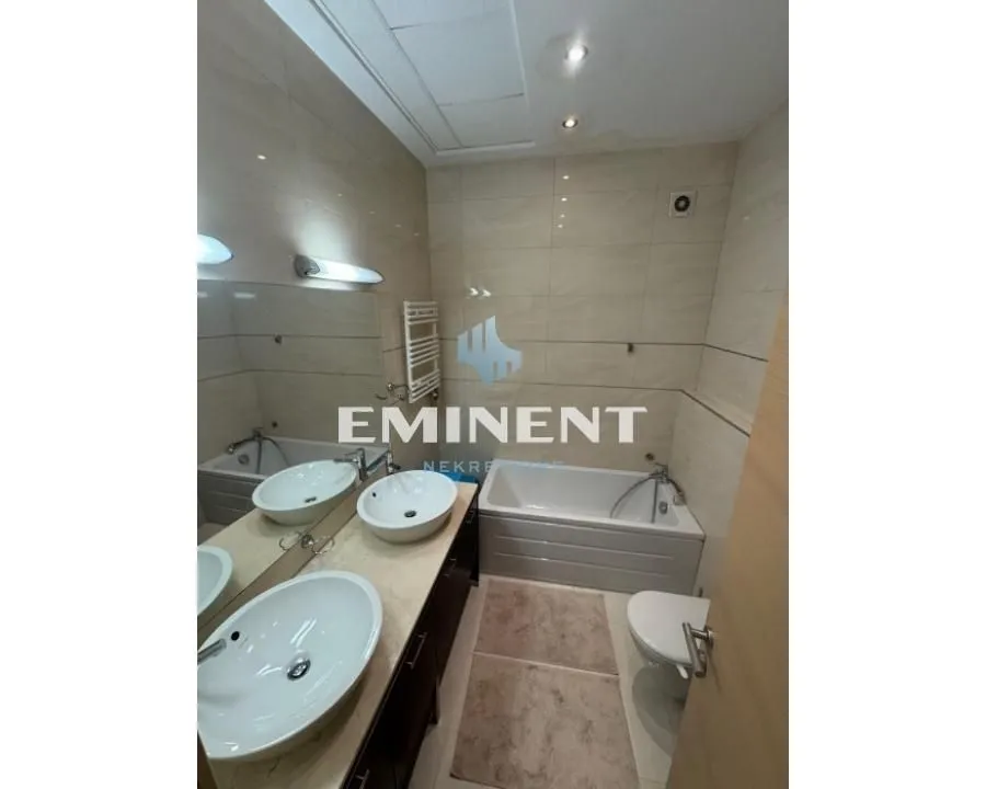 Kupatilo opremljeno kadom, umivaonikom i WC šoljom sa keramičkim pločicama na zidovima.