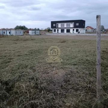 Pogled na zemljište sa okolnim objektima u daljini. - image 2
