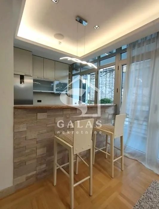 Izdavanje, četvorosoban stan, 148m², Savski Venac, Beograd
