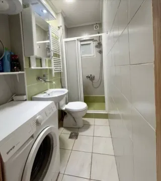 Manje kupatilo sa tuš kabinom, umivaonikom, WC šoljom i veš mašinom. - image 7