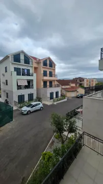 Pogled sa terase na višestambene zgrade i ulicu. - image 5
