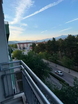 Pogled sa balkona na gradsku ulicu i okolne planine. - image 13