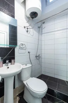 Manje kupatilo sa tuš kabinom, umivaonikom i wc šoljom. - image 17