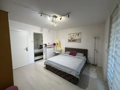 Nameštena spavaća soba sa bračnim krevetom, garderoberom i ogledalom. - image 6