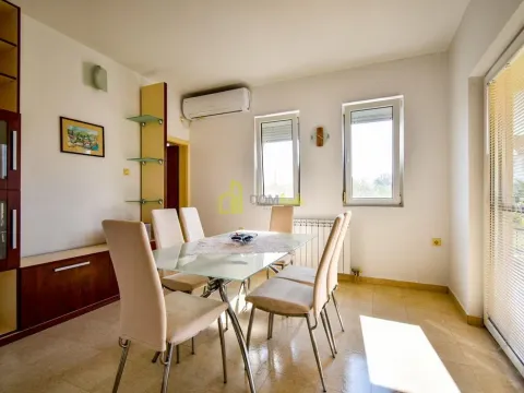 Izdavanje, kuća, 185m², Tološi, Podgorica - image 11