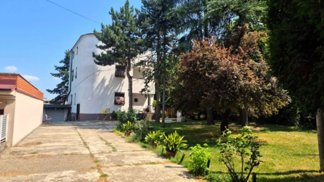 Prodaja, kuća, 402m², Zemun Kalvarija, Zemun Sve Podlokacije