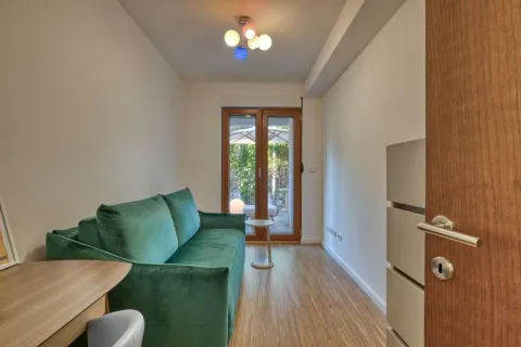 Svijetla soba sa zelenom garniturom i izlazom na terasu. - image 18