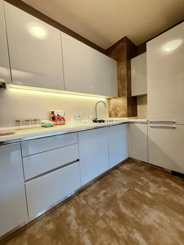 Izdavanje, dvosoban stan, 75m², Preko Morače, Podgorica