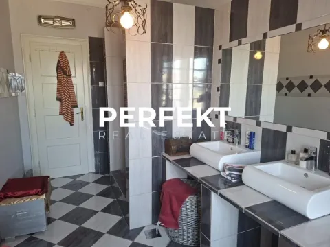 Kupatilo sa dva umivaonika, velikim ogledalom i crno-belim pločicama. - image 11