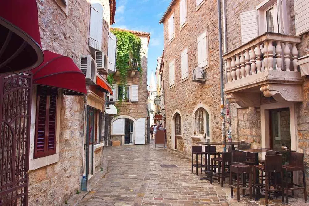 Street with old stone buildings and a balcony in the old town.