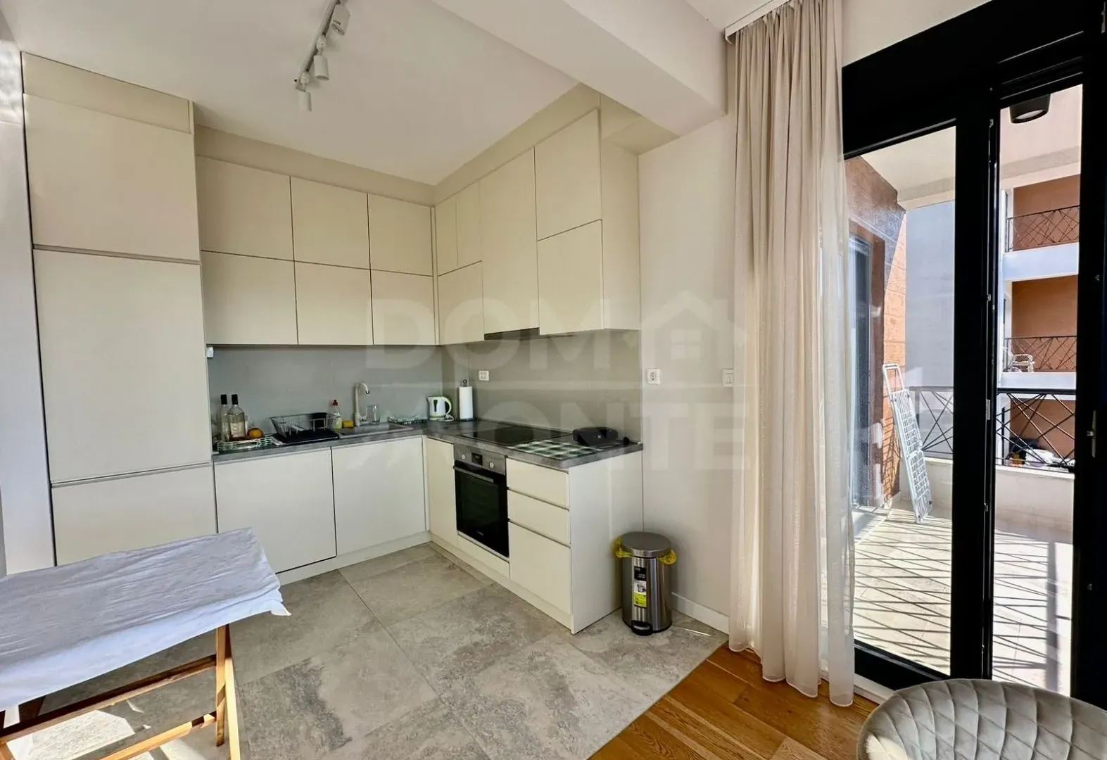 Izdavanje, dvosoban stan, 67m², Tivat, Crna Gora