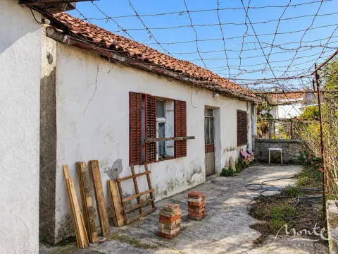 Pogled na spoljašnjost starije kuće sa dvorištem. - image 3