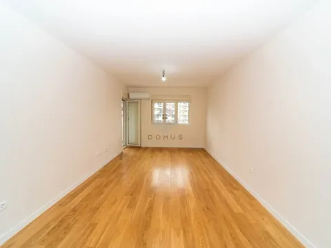 Izdavanje, poslovni prostor, 49m², Central Point, Podgorica - image 1