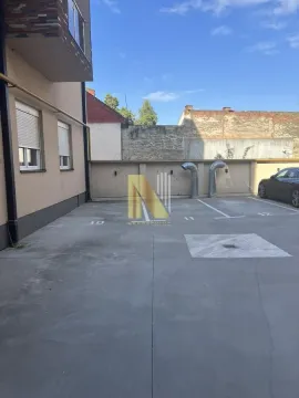 Ograđeni parking prostor ispred zgrade sa obeleženim parking mestima. - image 17