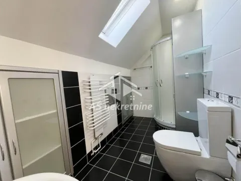 Kupatilo sa tuš kabinom, toaletom i krovnim prozorom u potkrovlju. - image 24