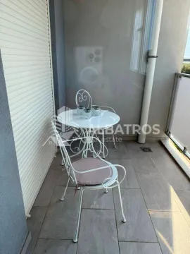 Manji natkriveni balkon sa garniturom za sjedenje. - image 9