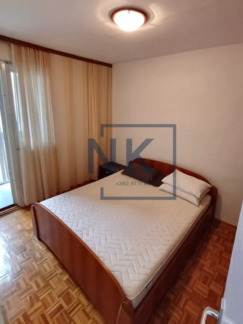 Bedroom with a double bed and access to the terrace.