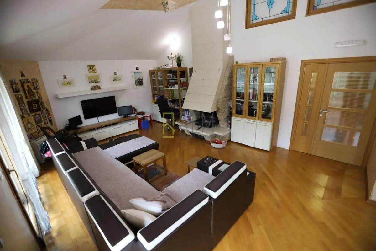 Prodaja, četvorosoban stan, 136m², Centar, Podgorica