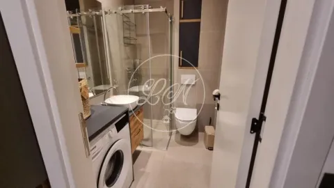 Pregled kupatila sa tuš kabinom, umivaonikom i veš mašinom. - image 10