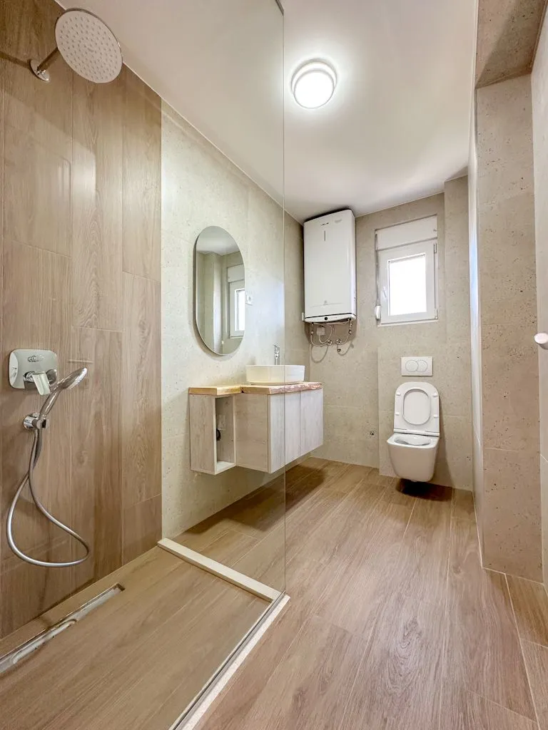Prodaja, četvorosoban stan, 160m², Drač, Podgorica