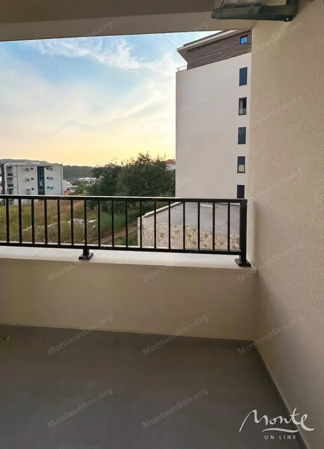 Pogled sa balkona na okolne zgrade i naselje.