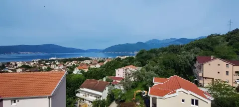 Pogled sa nekretnine na more, okolna naselja i brda. - image 7