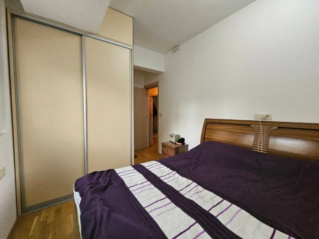 Izdavanje, trosoban stan, 100m², Blok 9, Podgorica