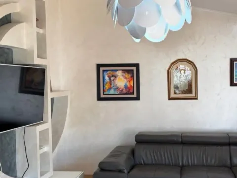 Izdavanje, trosoban stan, 95m², Dobrota, Kotor - image 5