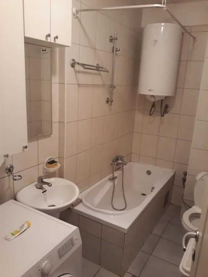 Kupatilo opremljeno kadom, umivaonikom, toaletom i bojlerom.