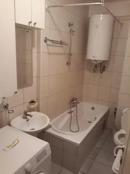 Kupatilo opremljeno kadom, umivaonikom, toaletom i bojlerom. - image 16