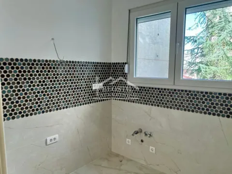 Kupatilo u fazi opremanja sa ugrađenim pločicama i prozorom. - image 5