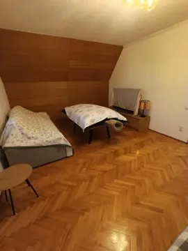 Potkrovlje sa drvenim oblogama na zidu i parketom na podu. - image 31