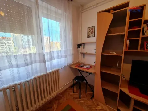 Manja soba sa radnim stolom, policama i prozorom. - image 3