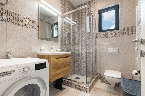 Moderno opremljeno kupatilo sa tuš kabinom, umivaonikom i veš mašinom. - image 19