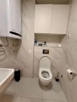 Moderne kupatilo sa bijelim pločicama i ugradnim elementima. - image 8