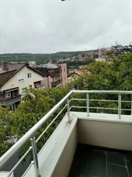 Pogled sa balkona na okolne kuće i zelenilo. - image 2
