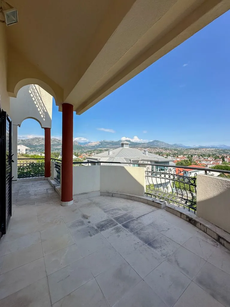 Izdavanje, kuća, 250m², Gorica C, Podgorica