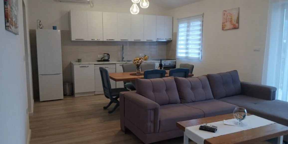 Izdavanje, trosoban stan, 110m², Gradiošnica, Tivat