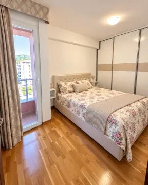 Namještena spavaća soba sa bračnim krevetom, velikim garderoberom i izlazom na terasu. - image 5