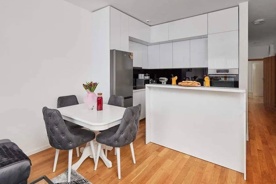 Prodaja, dvosoban stan, 74m², Dobrota, Kotor