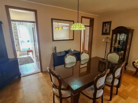 Izdavanje, trosoban stan, 103m², Centar, Bar - image 8