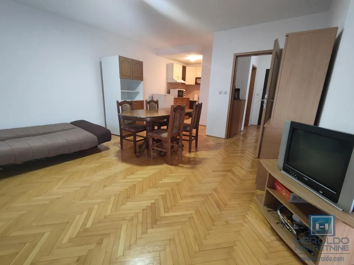 Izdavanje, trosoban stan, 71m², Centar, Jagodina