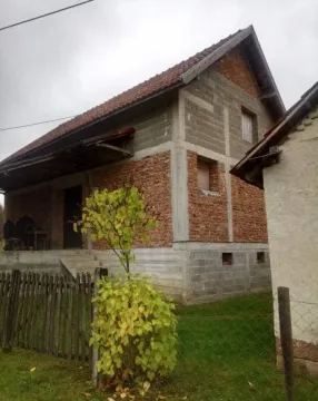 Spoljašnji izgled kuće u izgradnji sa dvorištem i drvenom ogradom. - image 15