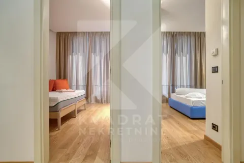 Pogled iz hodnika na dvije spavaće sobe sa drvenim podom. - image 13