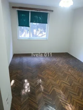 Prazna soba sa parketom i jednim prozorom. - image 8