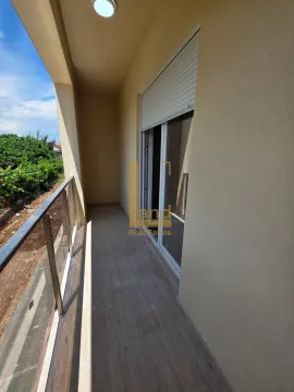 Natkriveni balkon sa staklenom ogradom i pogledom na zelenilo. - image 6