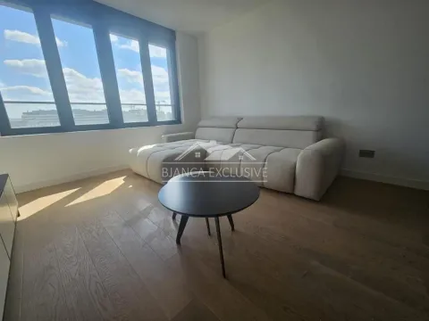 Dnevna soba sa garniturom za sedenje i velikim prozorima. - image 2