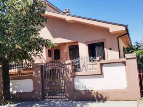 Izdavanje, kuća, 120m², Stari Aerodrom, Podgorica - image 1