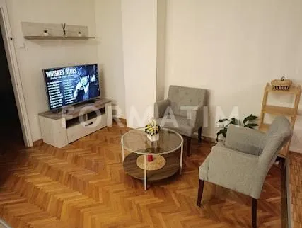 Manja dnevna soba sa televizorom, dve fotelje i stočićem. - image 12